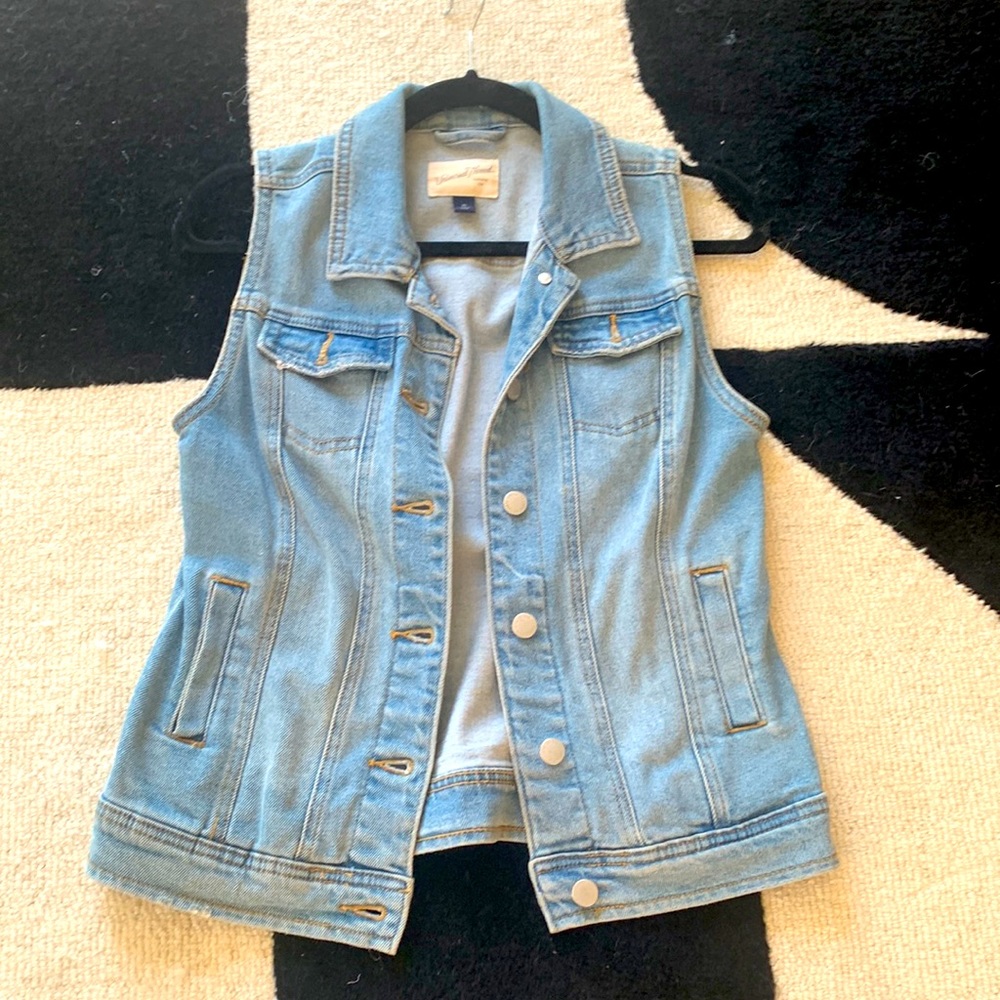 Vintage Thread Jean Vest Xsmall. Light Wash